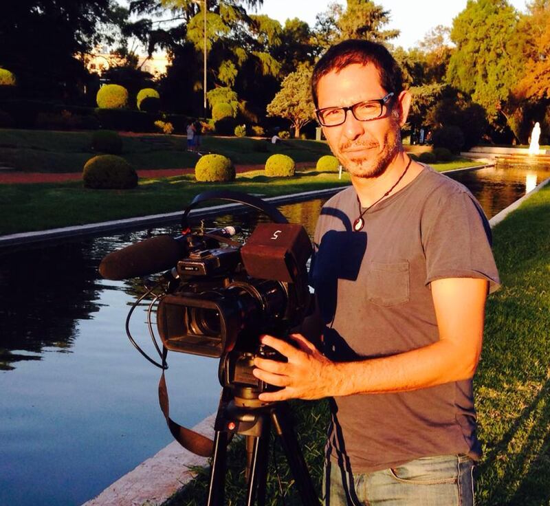 El periodista de Mega Rodrigo Ugarte relató la noche de terror y angustia que vivió junto a su compañero Javier Barría, camarógrafo que recibió una bala en el rostro mientras cubrían las manifestaciones en Villa Francia en la víspera del 11 de septiembre.
“Nosotros estábamos en la calle Siete de Octubre, a unos 300 metros de la avenida Cinco de Abril, que era el lugar donde se estaban produciendo los incidentes. Había mucha balacera, fue demasiado. He ido como diez veces a la Villa Francia y nunca vi tantos disparos como anoche”, contó el histórico rostro de Meganoticias.
“Está estable, bien. Fue operado de madrugada para extraerle una bala de nueve milímetros que le entró por el pómulo. No tiene daño neurológico. Solo hay que esperar unos días para saber si hay alguna alteración acústica porque la bala quedó alojada muy cerca del oído”.