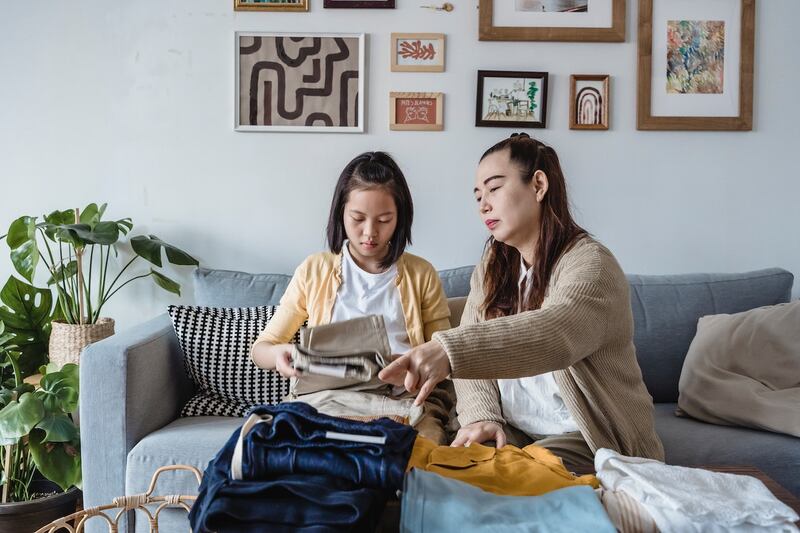 A partir de los 6 años, los menores pueden colaborar guardando la ropa