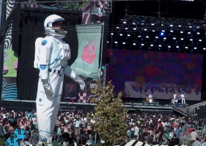 Astronauta gigante sorprende en el Lollapalooza Chile 2025.