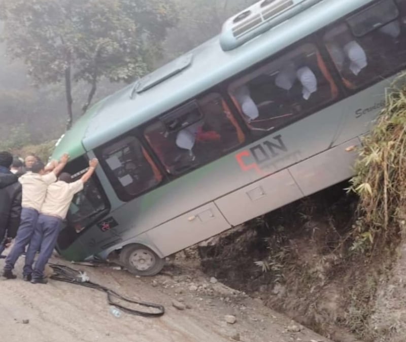 Volcamiento de bus turístico en Machu Picchu, Cusco, dejó a más de 15 turistas heridos.