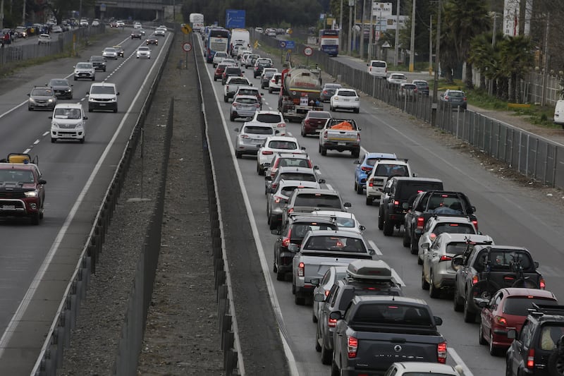 Santiago, 19 de septiembre de 2022.
Regreso de automovilistas a Santiago ,se espera que regresen mas 305.000 vehículos a la capital por el Larguísimo feriado de fiestas patrias 2022.En la foto panamericana ruta 5 sur en la provincia del Maipo.
 Juan Eduardo Lopez/Aton Chile