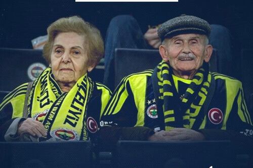 El tierno homenaje del Fenerbahçe a la pareja de abuelitos que nunca se perdía sus partidos