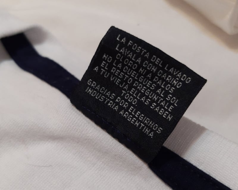 Se viralizó después de compartir  mensaje sobre el lavado en una de las camisas que compró.