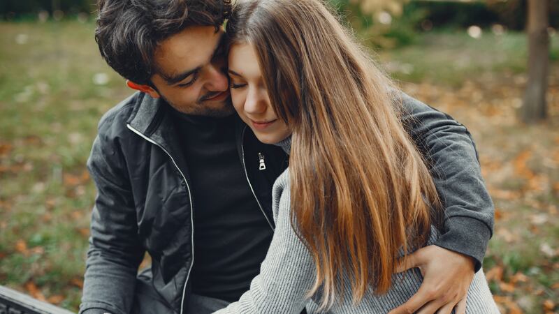 Por qué los hombres prefieren parejas con el cabello largo.