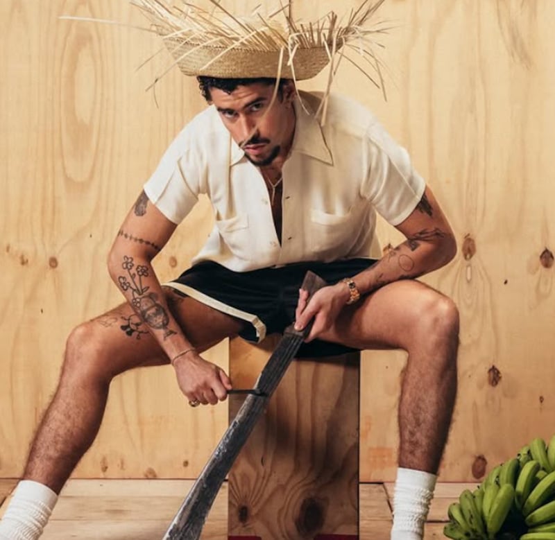 Con plátanos y sombrero: Bad Bunny "tira más fotos" para celebrar nuevo récord por su disco