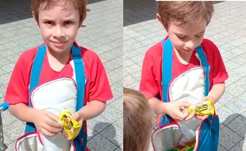 Niño vendiendo “Chokitas” | Fuente: Mega