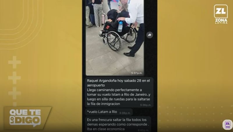 Llegó al aeropuerto de Santiago vivita y coleando, pero entró al avión, rumbo a Brasil, en silla de ruedas. Eso contó una pasajera al programa Que te lo digo, quien acusó a la animadora Raquel Argandoña de solicitar asistencia médica en el terminal aéreo, con el único fin de “saltarse la fila de inmigración”. 
Según escribió en un mensaje vía Whatsapp, junto a una foto de ella siendo traslada por un trabajador del recinto, Raquel se veía en perfecto estado, por lo tanto consideró su actuar como “una frescura”. 
“Raquel Argandoña hoy sábado 28 en el aeropuerto. Llega caminando perfectamente a tomar su vuelo a Río de Janeiro y luego en silla de ruedas para la saltarse la fila de inmigración”, escribió junto a una fotografía. 
“Es una frescura saltar la fila. Todos los demás esperando como corresponde. Iba en clase económica”, agregó.