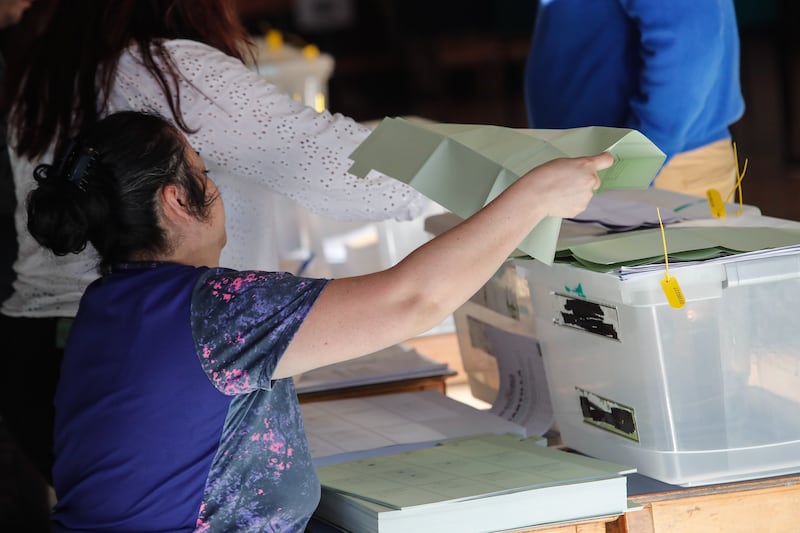 ELECCIONES 2024| 26 DE OCTUBRE DEL 2024 / SANTIAGO 
Urnas de votaciones para las Elecciones Municipales.
Comienza la jornada de elecciones con las constituciones de mesas en el local de votaciones del Colegio Atenas de La Florida
FOTO: DIEGO MARTIN / AGENCIAUNO