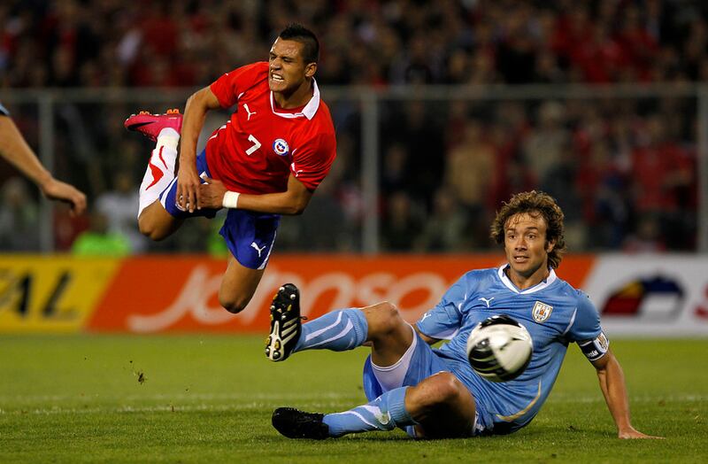 Diego Lugano jugando por Uruguay contra la Roja