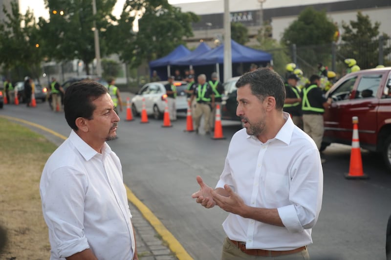 Alcalde Eduardo Espinoza y Daniel Reyes dialogando