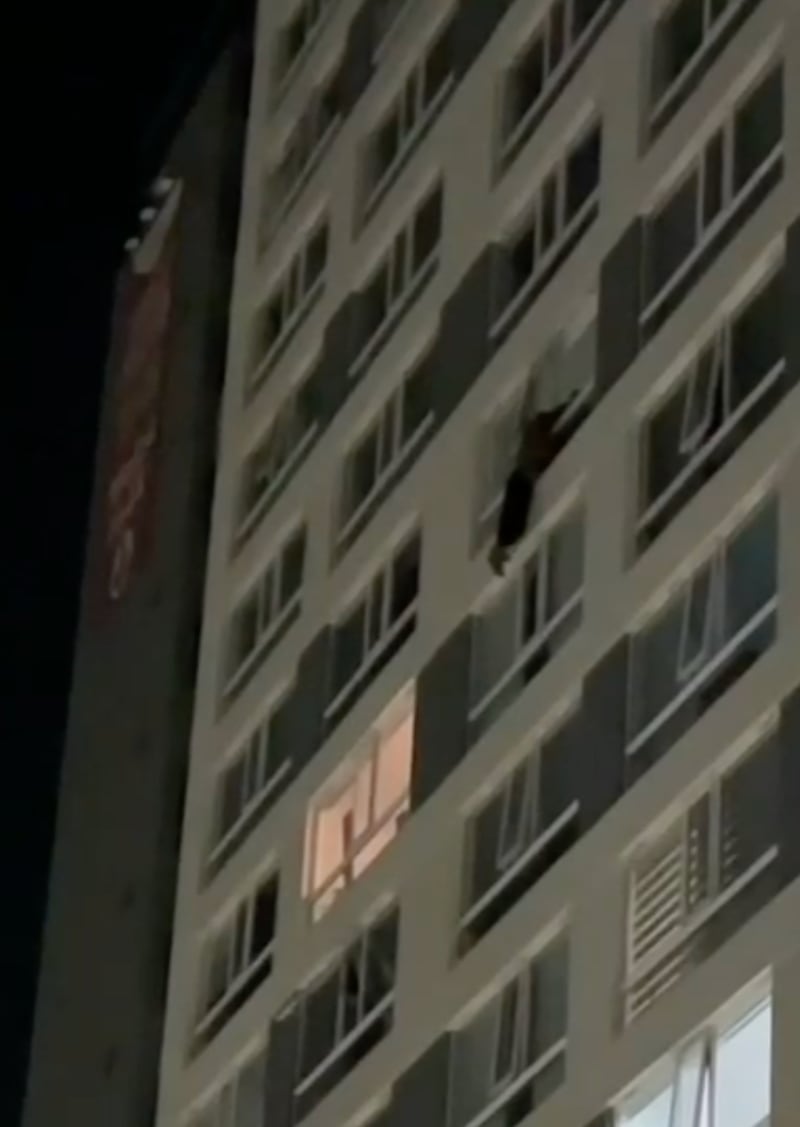 Hombre colgando de un edificio de Concepción | Captura: T13 de Canal 13