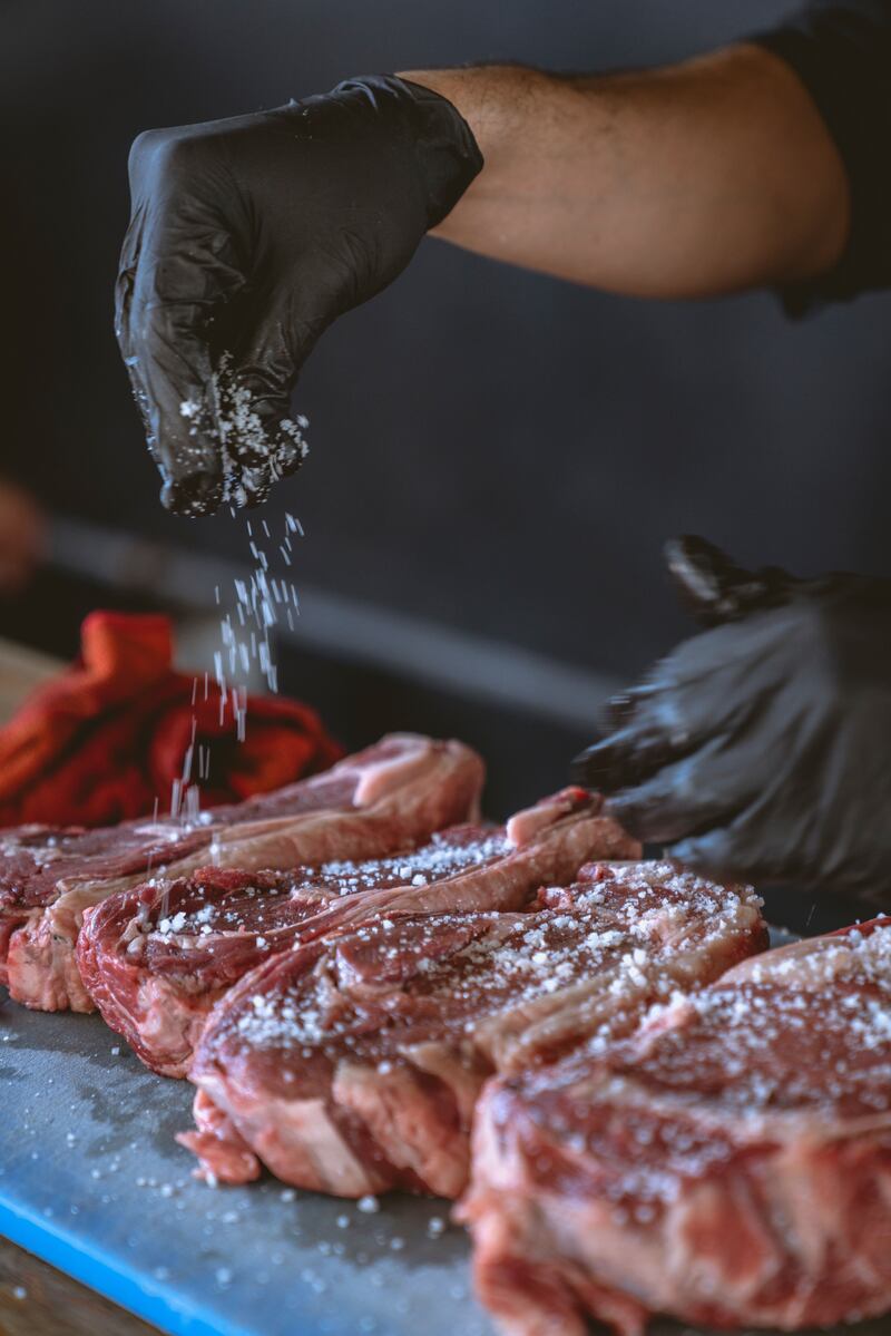 Comensal reclamó porque carne se le quedó en la muela