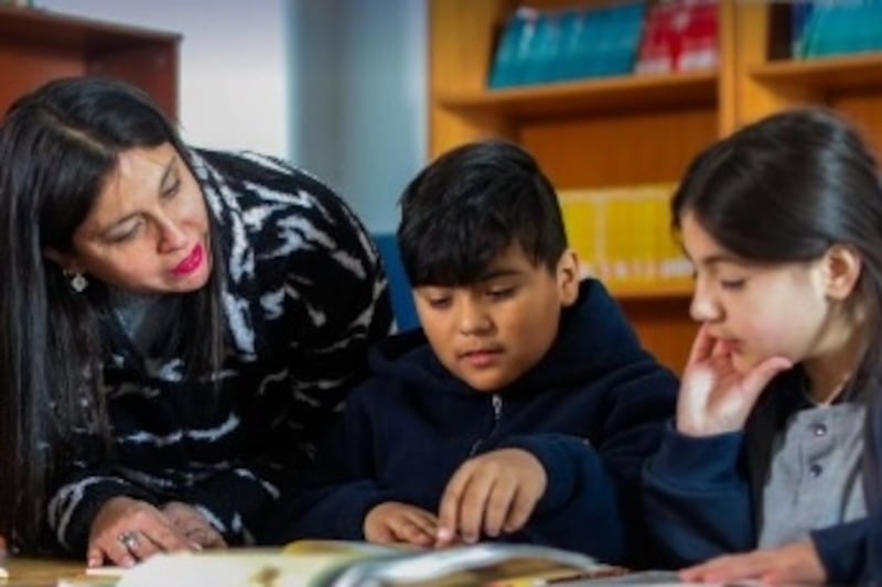 Otro de los beneficios estatales es el bono por logro escolar, que premia al rendimiento académico de excelencia de alumnos que pertenezcan a los sectores más vulnerables de Chile.