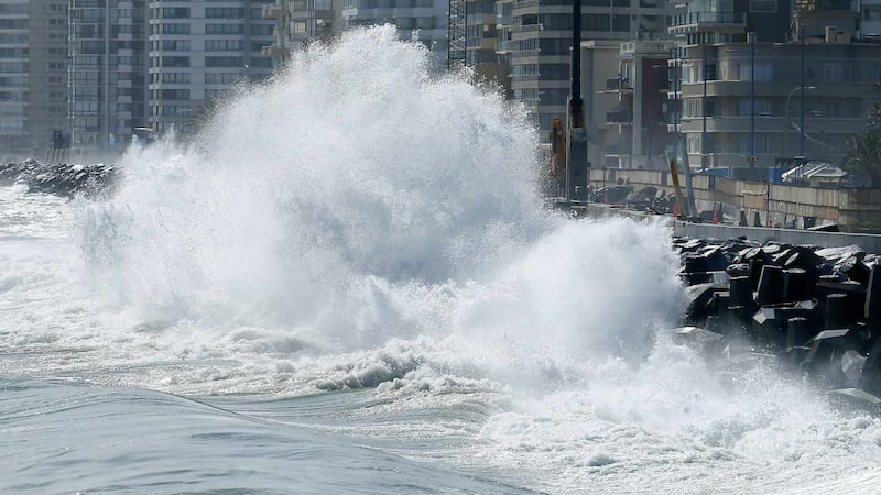 "Su origen está cerca de Japón": Experto explica cómo se forman las marejadas anormales que han causado destrozos en las costas de Chile