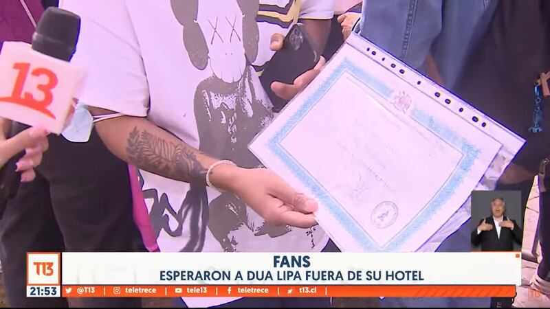 Fanático chileno llevó su diploma de cuarto medio para conseguir autógrafo de Dua Lipa