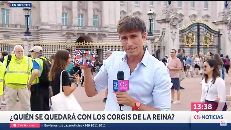 Roberto Cox en el Palacio de Buckingham | Captura: CHV