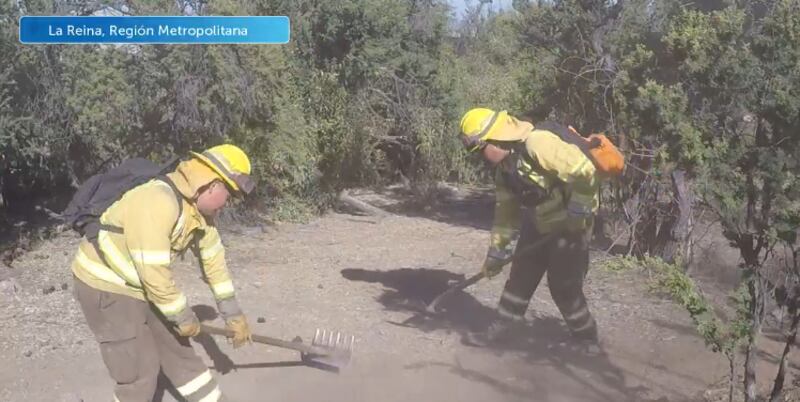 CONAF realizaron una visita inspectiva a los trabajos de despeje y creación de #cortafuegos en la precordillera de la Región Metropolitana