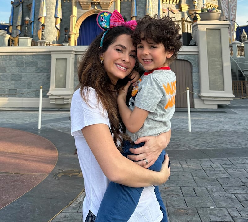 Danna García junto a su hijo