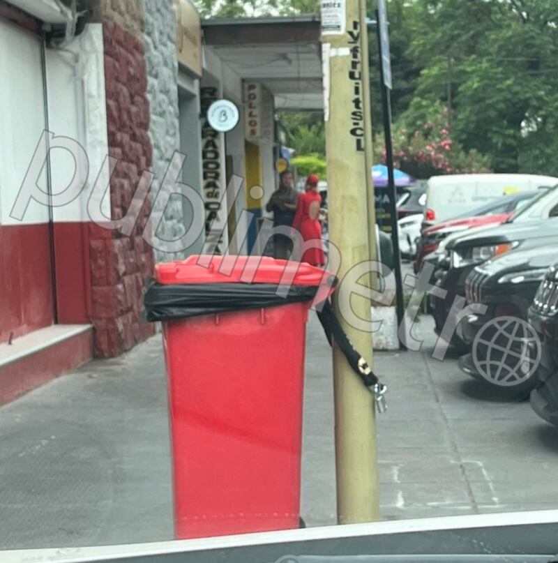 A las 11:30 de la mañana, en la intersección de La Capitanía con Cristóbal Colón, en la comuna de Las Condes, una camioneta Ford negra se detiene en los estacionamientos de unos locales comerciales. Al volante, una mujer rubia desciende del vehículo, luciendo un vestido rojo ceñido al cuerpo, con la espalda descubierta y un gorro del mismo color cubriendo su cabeza. A vista del Publilover, la mujer era igual, idéntica, o más bien, la mismísima diputada Maite Orsini. 
Hasta ese momento, nada fuera de lo común. Excepto, cuando corroboró que la patente y corroboró que corresponde a la de Jorge Valdivia. 
“Me acabo de encontrar con Maite Orsini en Colón con La Capitanía bajando de la camioneta negra del Mago Valdivia”, fue el relato del testigo.