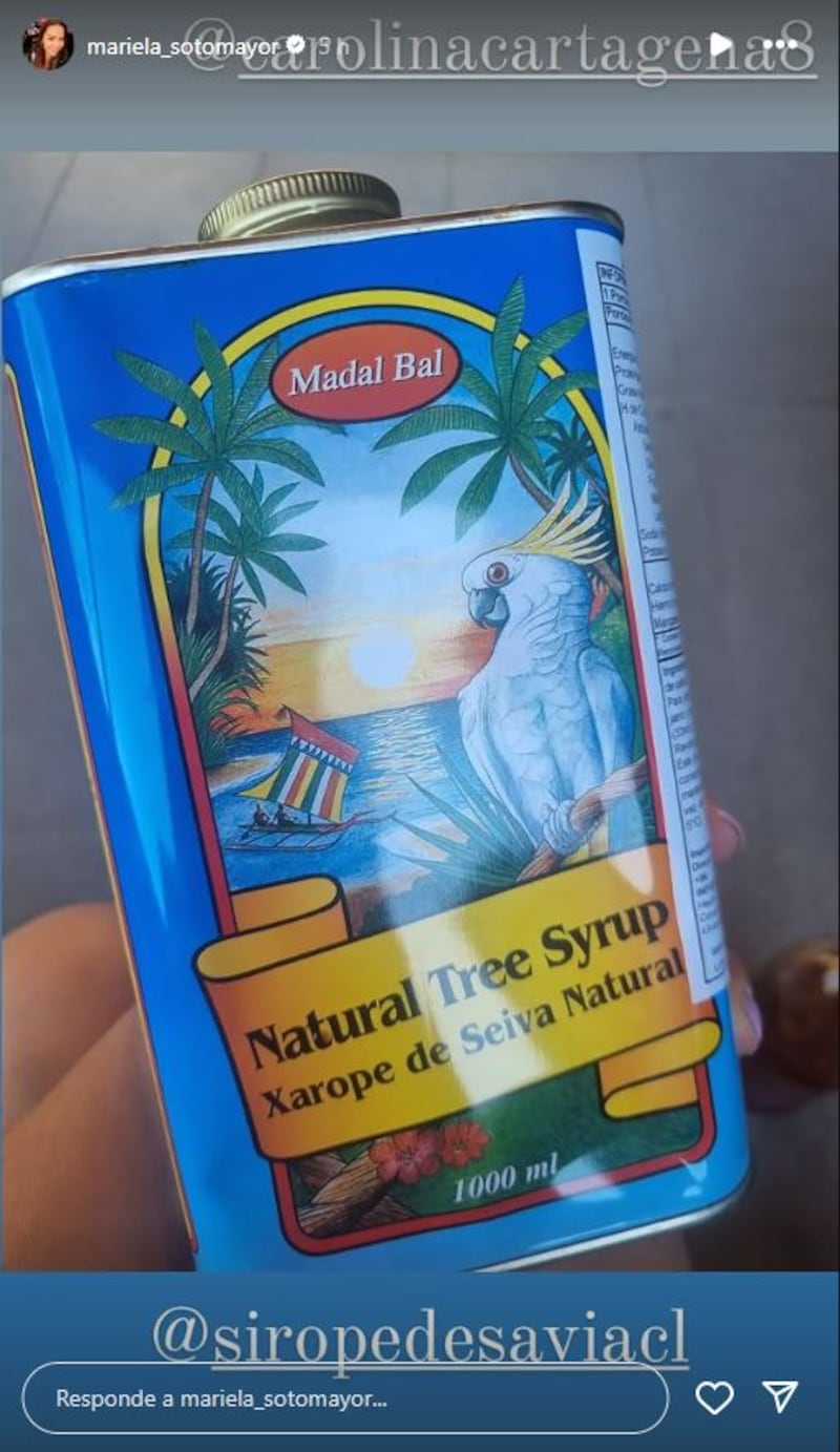 La panelista de Only Fama, Mariela Sotomayor, reveló a sus seguidores el secreto que le permitió bajar varios kilos de pesos en poco tiempo, y lucir una figura más delgada que la tiene de lo más feliz. Pero, aclaró que no se trató de una dieta a tontas y a locas, sino que asesorada por un equipo médico. 
“Es un ayuno protegido. Son 10 días donde yo no consumo ningún tipo de alimento, pero consumo diariamente Sirope de Savia, que es una miel de palma y arce”, contó a Publimetro. 
Según explicó, son 100 ml diarios, diluidos en jugo de limón, agua y lo que hace es limpiar su organismo, la ayuda a desinflamar, lo que finalmente provoca una evidente baja de peso.
Eso sí, recalca que no deja de ingerir nutrientes, por lo tanto su cuerpo no pierde energía. 
“Al ser protegido, evita que tu cuerpo pierda energía, porque te estás nutriendo. Son 40 litros de miel, condensados a baño María. En dos años he bajado casi 30 kilos y ahora con el Sirope he bajado como cinco kilos en ocho días. Pero, lo más importante, es que esto es un detox, donde yo estoy haciendo un ayuno de comida normal, que estoy cambiando por una nutrición que es el Sirope de Savia”, recalcó.
Mariela Sotomayor destaca los beneficios del Sirope de Savia
“Es un detox súper bueno para el organismo. Yo estoy asesorada por un equipo médico que está viendo mi bienestar y baja de peso. Por mi condición, tiendo a retener mucho líquido, entonces me sirve mucho este tipo de detox. Pero, insto a todo el mundo a consultar a sus médicos”, aconsejó.
Finalmente, destaca que este ayuno le permite adquirir “una lucidez y un mejor estado de conciencia a nivel cerebral y todo esto tiene estudios científicos”, afirmó.
