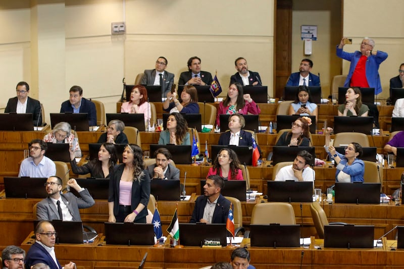 CAMARA : 17 de diciembre 2024 | 17 DICIEMBRE 2024/VALPARAISO
Diputados oficialistas, saludan a las familias de Detenidos Desaparecidos, durante la sesion en sala de la Camara de Diputados.
FOTO: SEBASTIAN RIOS MORALES/AGENCIAUNO