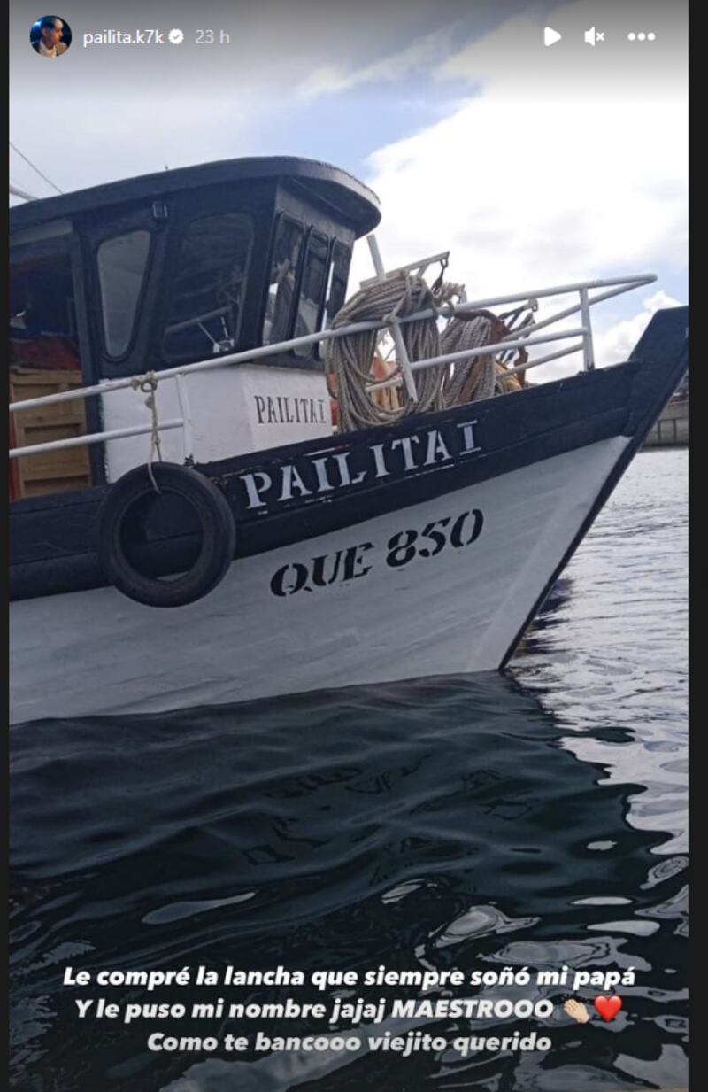 El cantante urbano Pailita abrió la billetera de par en par y realizó un generoso regalo a su padre, obsequiándole una lancha pesquera. 
Así lo dio cuenta en sus historias de Instagram, mostrando una foto de la embarcación flotando en aguas marinas. 
“Le compré la lancha que siempre soñó mi papá”, escribió el artista. Además, destacó el lindo gesto que tuvo su progenitor, en agradecimiento del magnífico regalo. 
Esto, porque como manda la tradición, el padre bautizó la lancha y la nombró nada menos que como “Pailita I”, nombre artístico de su retoño Carlos Javier Raín Pailacheo.
“Le puso mi nombre jaja maestro, como te banco viejito querido”, destacó el cantate.