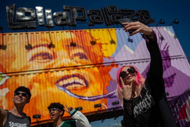 Mejores fotografías de Lollapalooza 2024 | 15 DE MARZO 2024 / SANTIAGO
Público asistente durante la primera jornada de Lollapalooza Chile 2024, realizado en el Parque Bicentenario de Cerillos
FOTO: BASTIAN CIFUENTES ARAYA / AGENCIAUNO