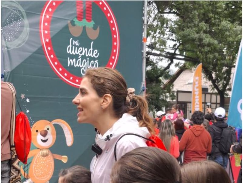 El domingo en la mañana la animadora María Luisa Godoy estuvo presente junto a sus hijas en la corrida “Magik”, realizada en Providencia para ayudar a la Fundación Nuestros Hijos. Pero, este lunes no apareció en el matinal Buenos días a todos de TVN. 
Si bien, en un comienzo se pensó que su ausencia de debió a los rumores surgidos en el último tiempo respecto a una supuesta renuncia al matinal para dedicarse a los cuidados de su salud o que estaba enojada con un directora ejecutiva de TVN, quien reclamó por el bajo rating que tiene el programa que conduce junto a Eduardo Fuentes, el cual perjudicaría al canal. 
Pero, lo cierto sería que la animadora no se encuentra en buen estado de salud y decidió quedarse en casa para lograr su absoluta recuperación. 
“Estoy solito. Está con fiebre la Mari, por eso no nos acompaña el día de hoy. Se quedó en casa a descansar”, explicó el conductor, quien estuvo acompañado junto a Simón Oliveros durante la jornada de este lunes. 
Además, medio en broma medio en serio, señaló que los motivos del resfrío fueron producto de un celebrado trasnoche, donde compartieron juntos. 
“La Mari en la fiesta del canal lo dio todo y más. Sacó los prohibidos y por ahí hizo un desajuste. Yo igual, estoy un poco con el pecho tomado, como que me quiero resfriar”, contó, consignó Página 7.