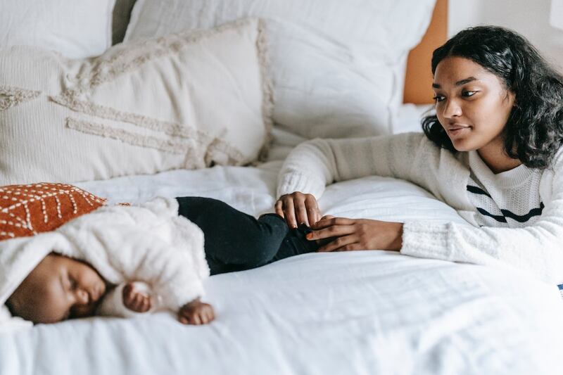 Foto de mamá con su bebé pequeño