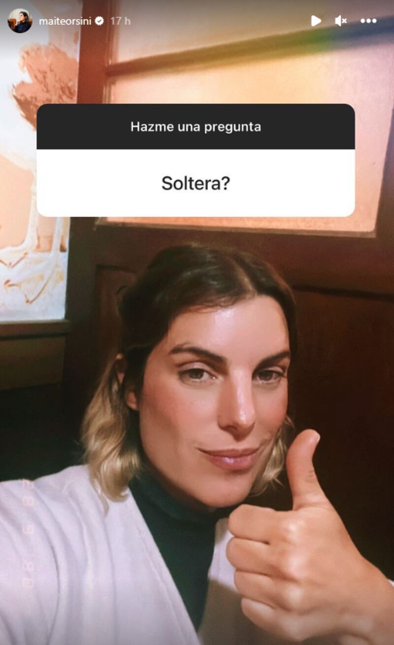 En medio de rumores de supuesta infidelidad de Jorge Valdivia y los polémicos dichos de Daniela Aránguiz en su contra, la diputada Maite Orsini respondió una serie de preguntas en su cuenta de Instagram, donde se refirió a su actual estado sentimental, confesando que está “soltera”. 
Así lo dio a conocer en las dinámicas de preguntas y respuestas, donde habló de la farándula, el amor y la posibilidad de formar una familia y convertirse en madre a sus 35 años, lamentando que “no se me da”. 
En primer lugar, respecto a las noticias de farándula donde su nombre a acaparado varios titulares debido a su supuesto romance con Jorge Valdivia, el cual ninguno de los dos ha confesado oficialmente. 
“Cómo aguantas tanta estupidez de la farándula”, fue la preguntara que le realizaron. 
“A veces me duele, sobre todo cuando se dicen mentiras, pero amo mi trabajo, me concentro en eso y trato de no mirar tonteras”, señaló.
Posteriormente, le preguntaron si estaba “soltera?”, a lo que respondió con una foto levantando el dedo pulgar, en señal de afirmación. 
Sobre si “en este momento está enamorada”, señaló que “siempre lo estoy, no lo puedo evitar. Soy una enamorada del amor”. 
Finalmente, sobre la opción de formar familia y ser madre respondió que “tengo 35 y sí me gustaría tener familia pero no se me da”, cerró