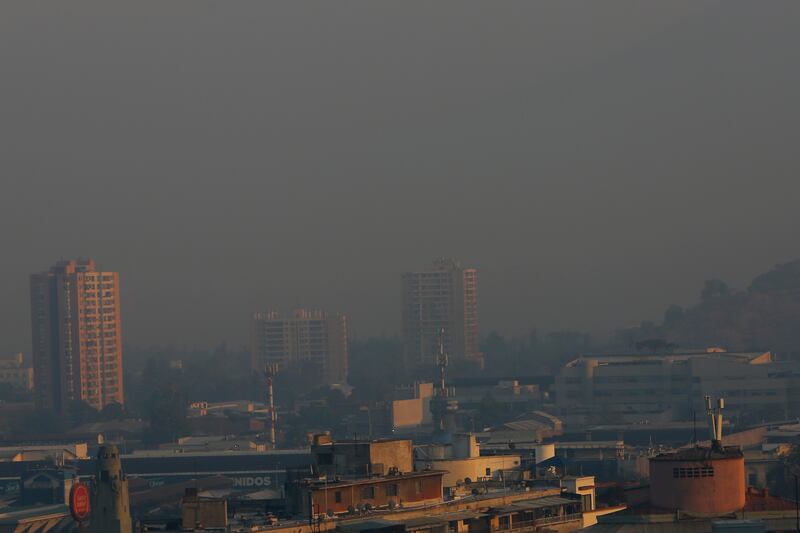 Humo de incendios cubre Santiago