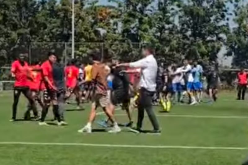 Los futbolistas de ambos equipos protagonizaron un pelea descomunal en el partido de las semifinales del torneo de proyección del fútbol chileno.