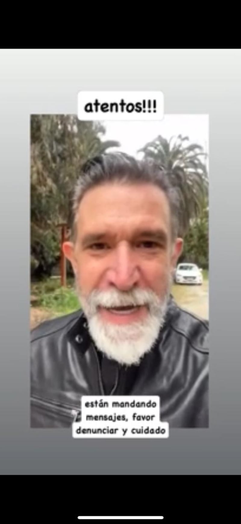 Una advertencia a sus seguidores realizó el actor Francisco Melo, tras enterarse que están suplantando su identidad desde una cuenta de Instagram, con el fin de estafarlos con dineros. 
Según reveló desde su verdadera red social, se están haciendo pasar por él e invitando a los incautos cibernautas a formar una comunidad para presentarles una supuesta idea de negocio que sería grito y plata. 
Pero, nada de eso sería cierto y el actor de Mega llamó a los usuarios a tener precaución y no caer en la trampa. 
“Hola, cómo están. Solo contarles que hay una cuenta que se llama @panchomelofan_ que está suplantando mi identidad. No tiene nada que ver conmigo, para que tengan cuidado. Hay que estar estén atentos, vamos a denunciar”, señaló a través de un video que compartió en sus historias. 
Según consignó el medio Tiempo X, desde la supuesta red social del actor contactan a los cibernautas y les ofrecen ganar dinero en línea. 
“Soy yo, Pancho Melo, esta es mi cuenta privada, estoy tratando de acercarme más a mis fans, tratando de presentar a mis fans leales a una plataforma comercial donde ganan dinero en línea”, sería el mensaje.