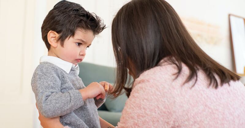 Dejar que sus hijos respondan solos cuando les preguntan algo es una manera de fortalecer su confianza al hablar