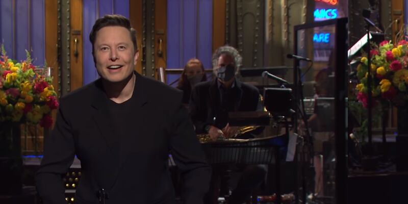 Elon Musk conduce SNL, revela que tiene Asperger y todo resulta tan raro como suena