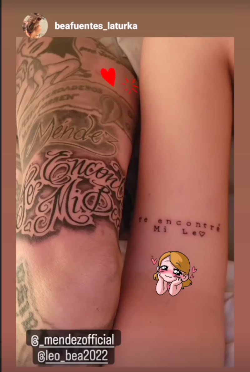 Dj Méndez y su pareja se tatuaron los nombres en sus cuerpos.