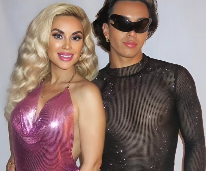 La famosa ”Barbie humana”, Marcela Iglesias, junto a su hijo Rodrigo.