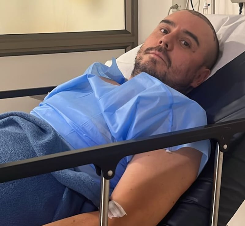 César Campos fue operado de emergencia por apendicitis: “Ya me despedí de este pequeño traidor en el quirófano”.