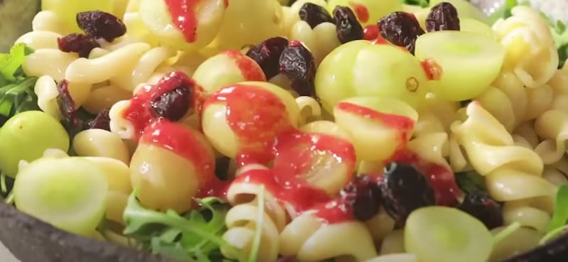 Ensalada de pasta con uvas y vinagreta de frambuesas