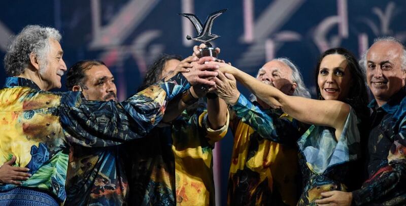 Los Jaivas recibiendo máximo galardón, la gaviota de Platino. Fotografía por Agencia Uno