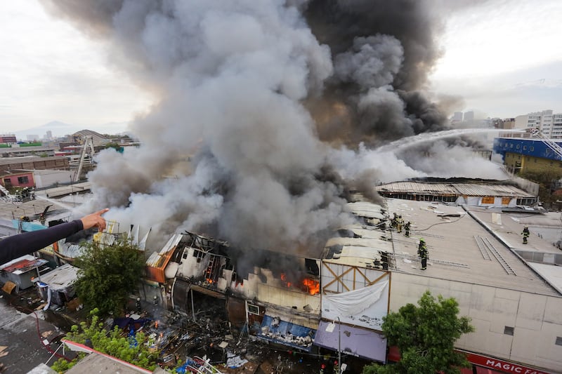 Tercera alarma de incendio en Barrio Meiggs | 29 DE SEPTIEMBRE 2024 / SANTIAGO 
El Cuerpo de Bomberos de Santiago responde con una veintena de carros ante una 3ª Alarma de incendio declarado en establecimientos comerciales de  San Alfonso y Sazié, en la comuna de Santiago.
FOTO: LUKAS SOLIS / AGENCIAUNO