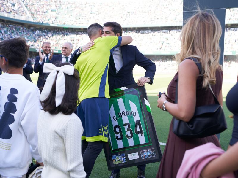El portero nacional fue homenajeado por Betis luego jugar este domingo su último partido oficial con el club andaluz en su estadio Benito Villamarín, en Sevilla.