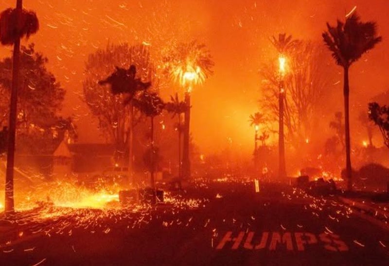 Incendios forestales en el sur de California han dejado muchas casas y edificios sin electricidad.