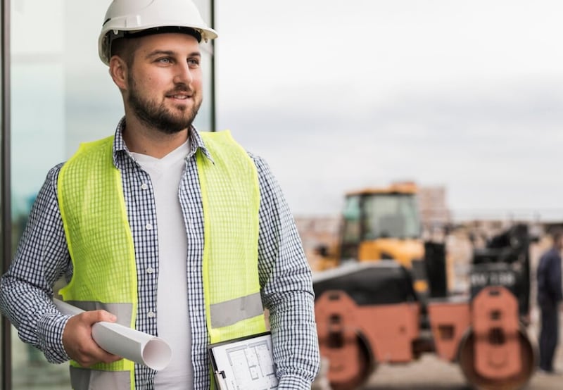 Proyecto de explotación de hombre sonriente de tiro medio