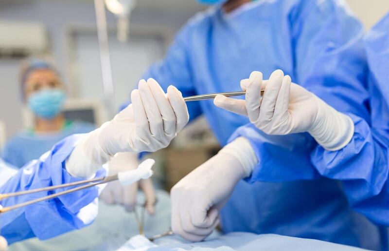 Los cirujanos realizan la operación Médicos profesionales que realizan la cirugía