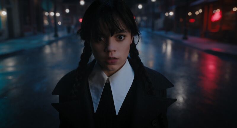 Jenna Ortega da vida a Merlina Addams en la serie de Netflix