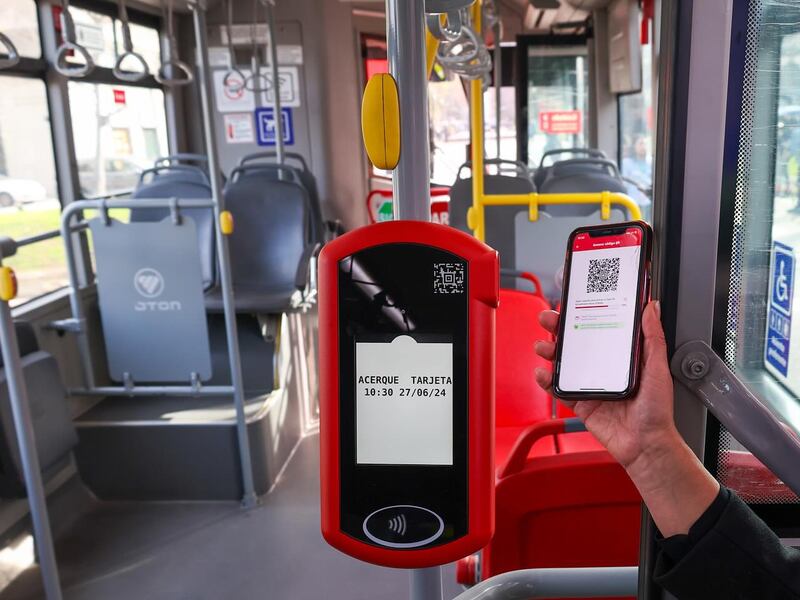 En busca de combatir la evasión en el transporte público: buses RED tendrán validadores en puertas traseras