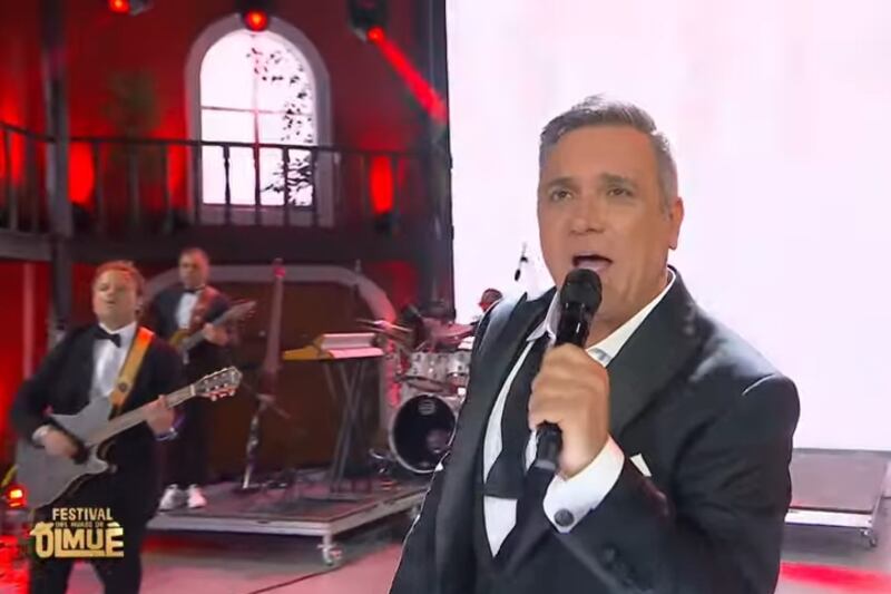 El cantante festejó el éxito de su presentación con el público que anoche asistió a El Patagual.