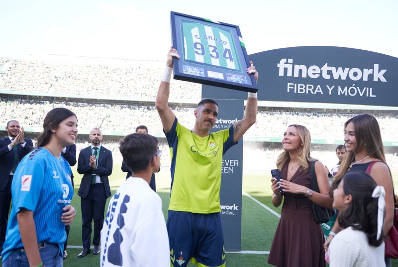 El arquero chileno fue homenajeado luego de finalizar su contrato en el club sevillano.