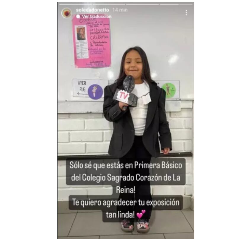 Soledad Onetto recibió un tierno homenaje de una pequeña estudiante del Colegio Sagrado Corazón de La Reina, quien eligió a la periodista para una exposición escolar.
Así quedó reflejado en las stories de Instagram de la conductora de T13, quien agradeció el conmovedor gesto.
En la imagen que compartió la comunicadora, se puede ver a la menor de edad, que cursa primero básico, sosteniendo un improvisado micrófono, emulando, aparentemente, a Onetto.
Detrás de ella, hay una cartulina, con la foto de la periodista, junto a algunos datos de ella, como su fecha de nacimiento, su profesión y dónde cursó sus estudios de Periodismo.
Asimismo, hace énfasis en su presente: “Actualmente, está embarazada, tiene 47 años y es su primer hijo”, dice el papelógrafo.
Lo cierto es que esta imagen llegó a la comunicadora, quien no dudó en reaccionar: “Solo sé que estás en primero básico del Colegio Sagrado Corazón de La Reina”, comenzó diciendo.